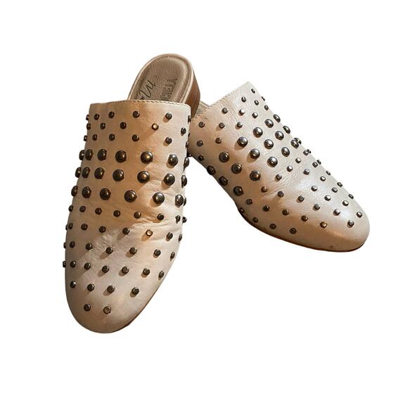 Amuse Society Shoes - Amuse Society X Mattise Womens 9.5 Off White Heeled Mule Silver Studs Slip on